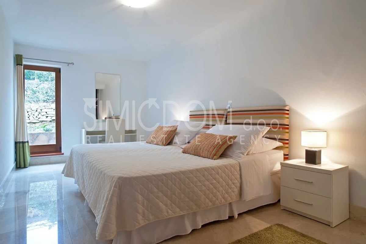 Prostoren apartma tik ob morju, Brač