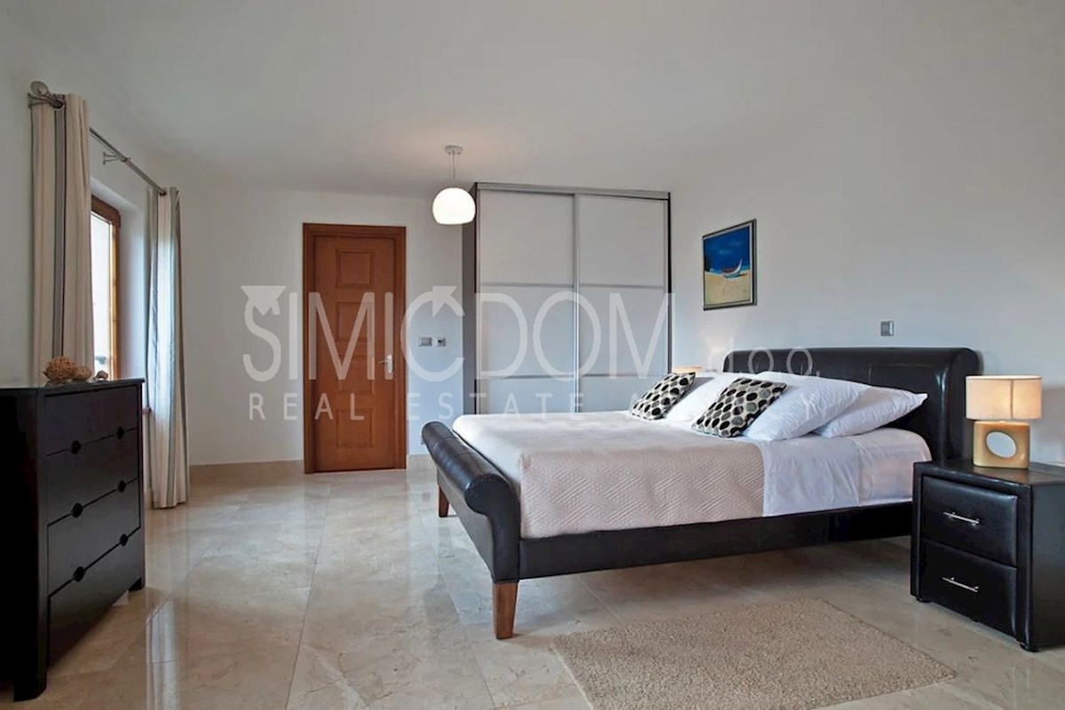 Prostoren apartma tik ob morju, Brač
