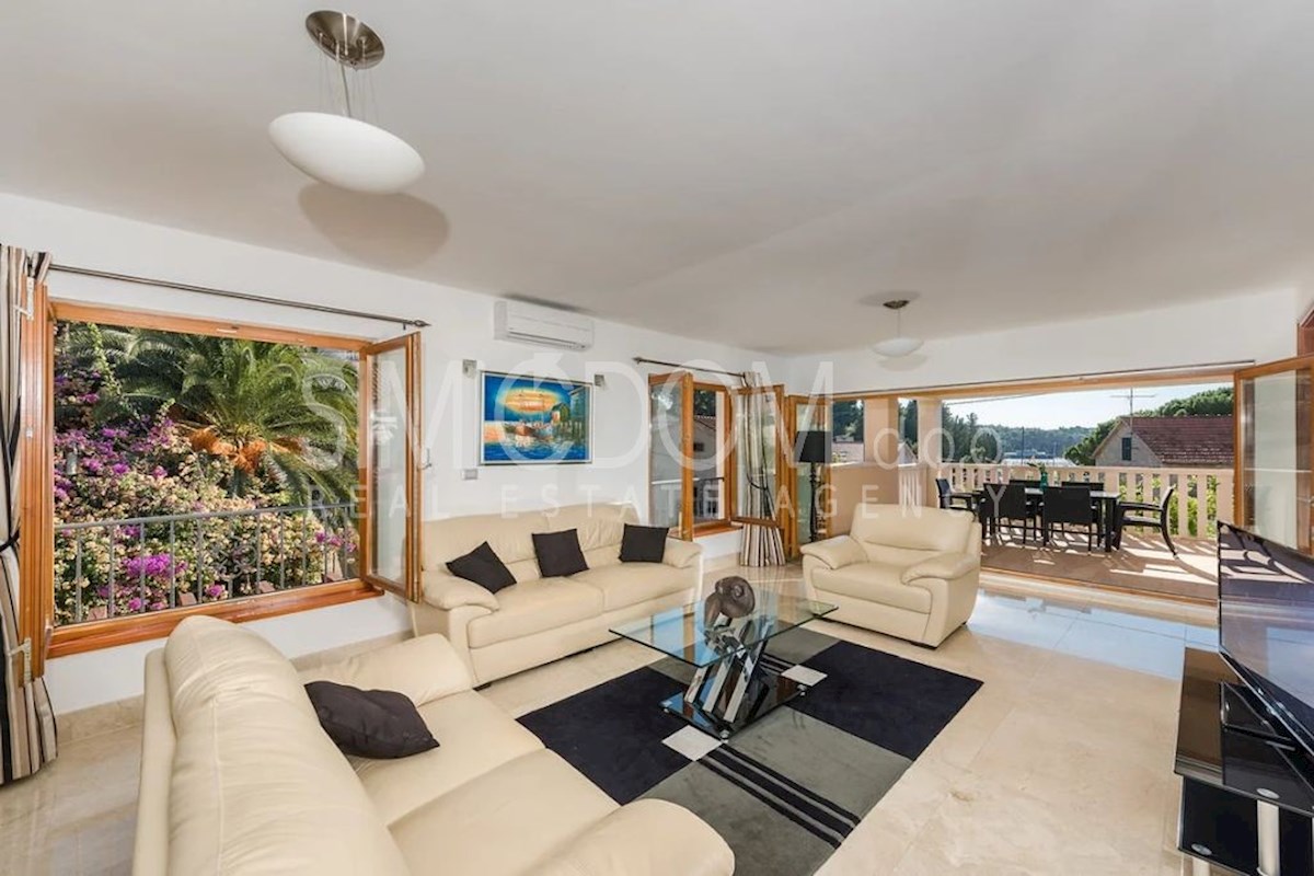 Prostoren apartma tik ob morju, Brač