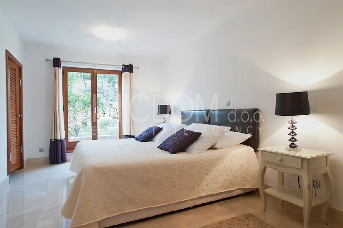 Prostoren apartma tik ob morju, Brač