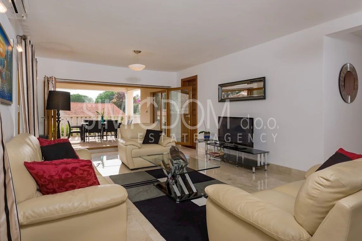 Prostoren apartma tik ob morju, Brač