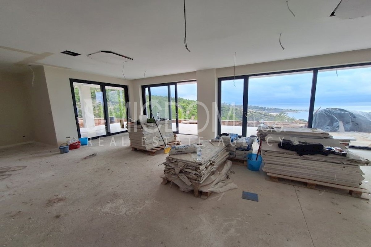 Vila z odprtim pogledom na morje, Omiš