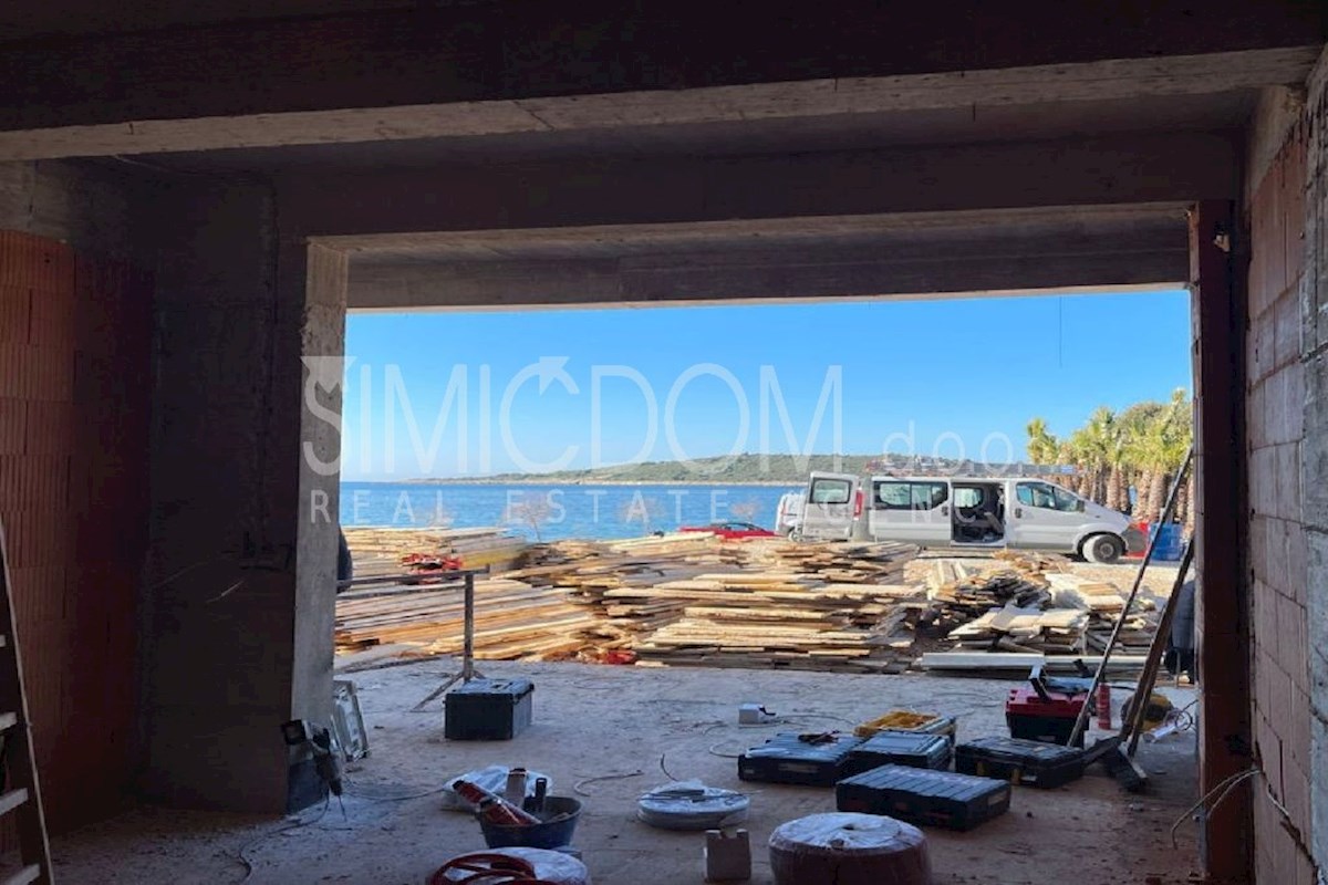 Enosobno stanovanje prva vrsta ob morju, Sevid