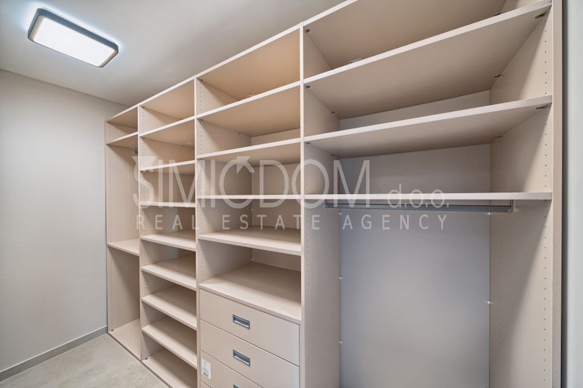 Vila s panoramskim razgledom, Primošten