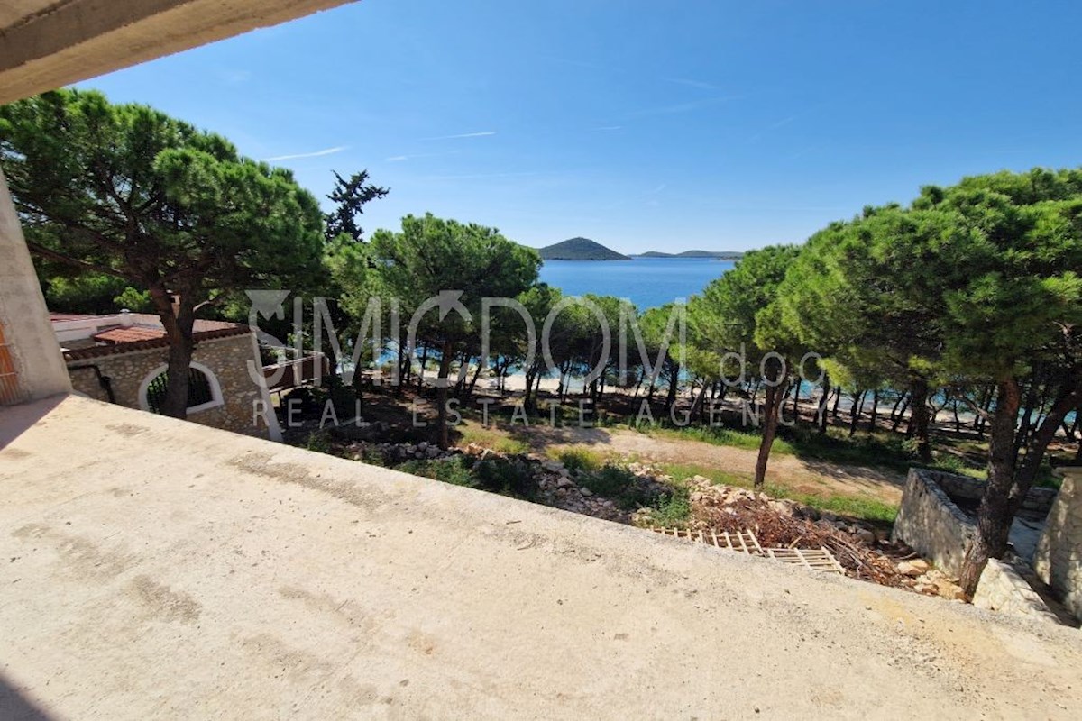 Dvoetažni apartmaji v prvi vrsti do morja, blizu Biograda