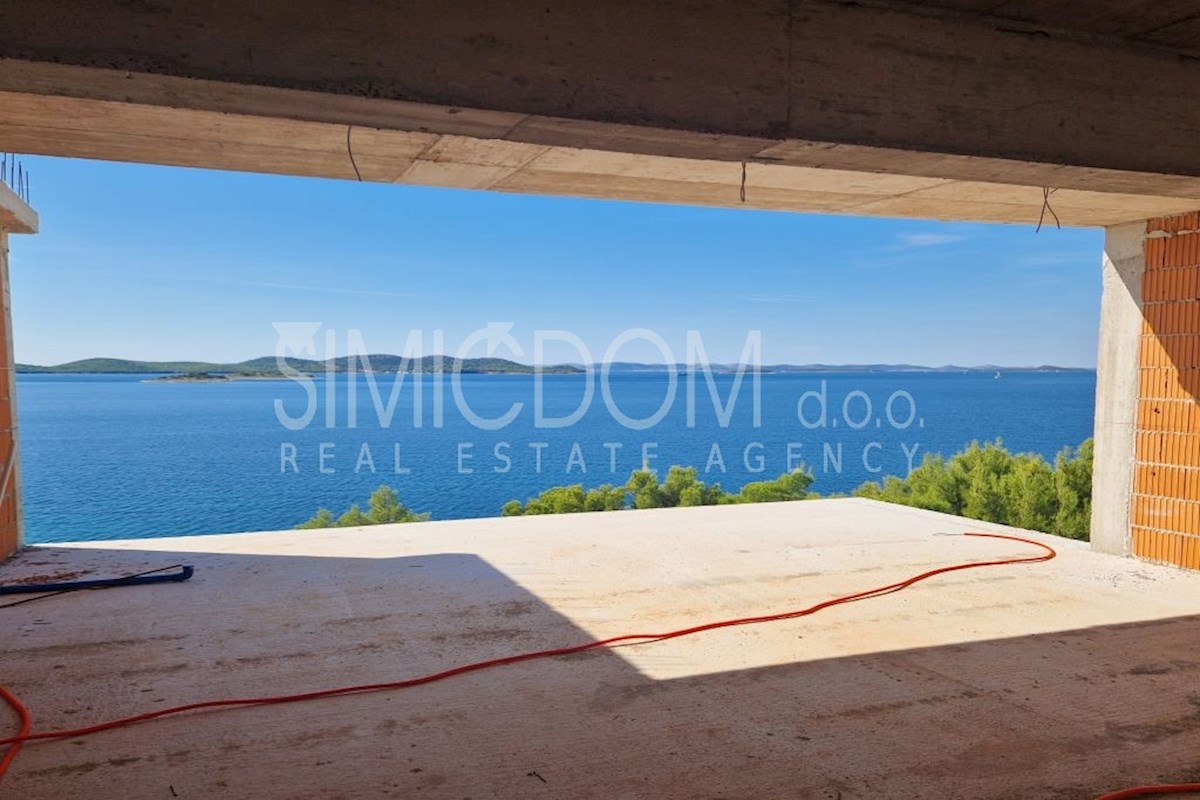 Dvoetažni apartmaji v prvi vrsti do morja, blizu Biograda