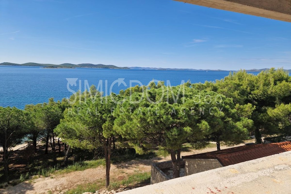 Dvoetažni apartmaji v prvi vrsti do morja, blizu Biograda