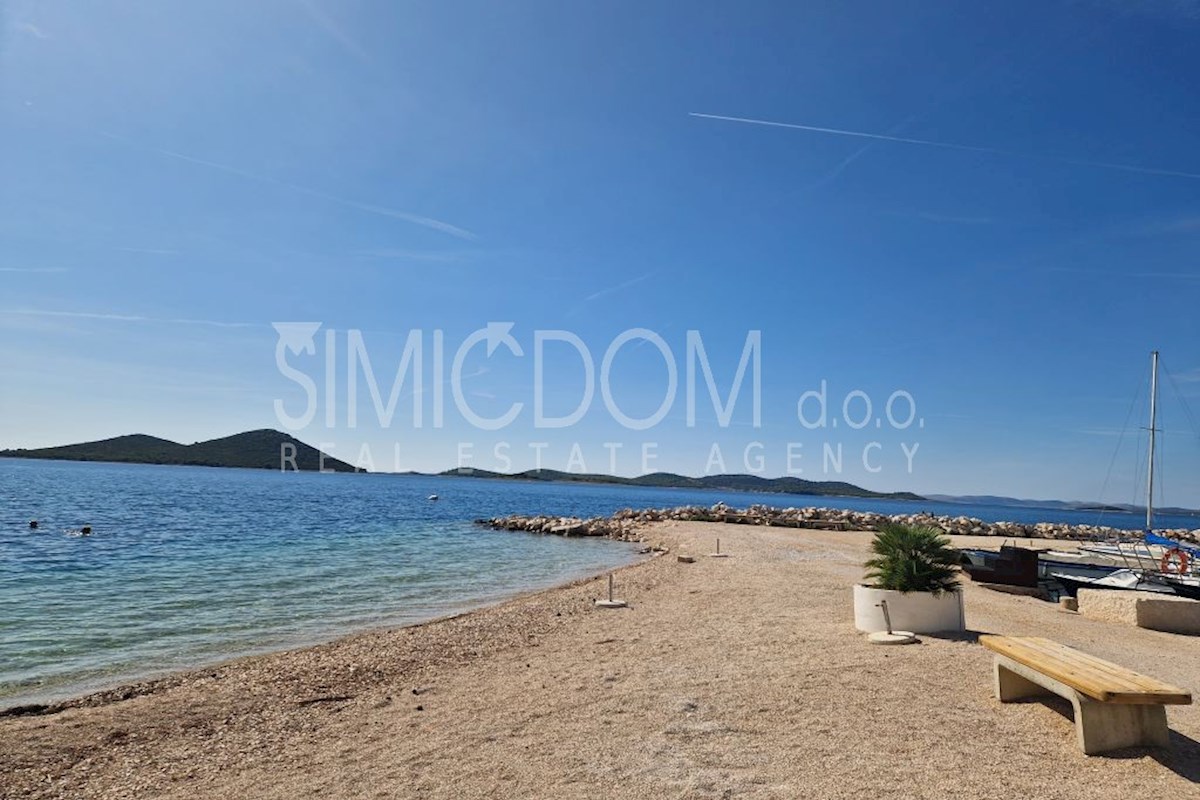 Dvoetažni apartmaji v prvi vrsti do morja, blizu Biograda