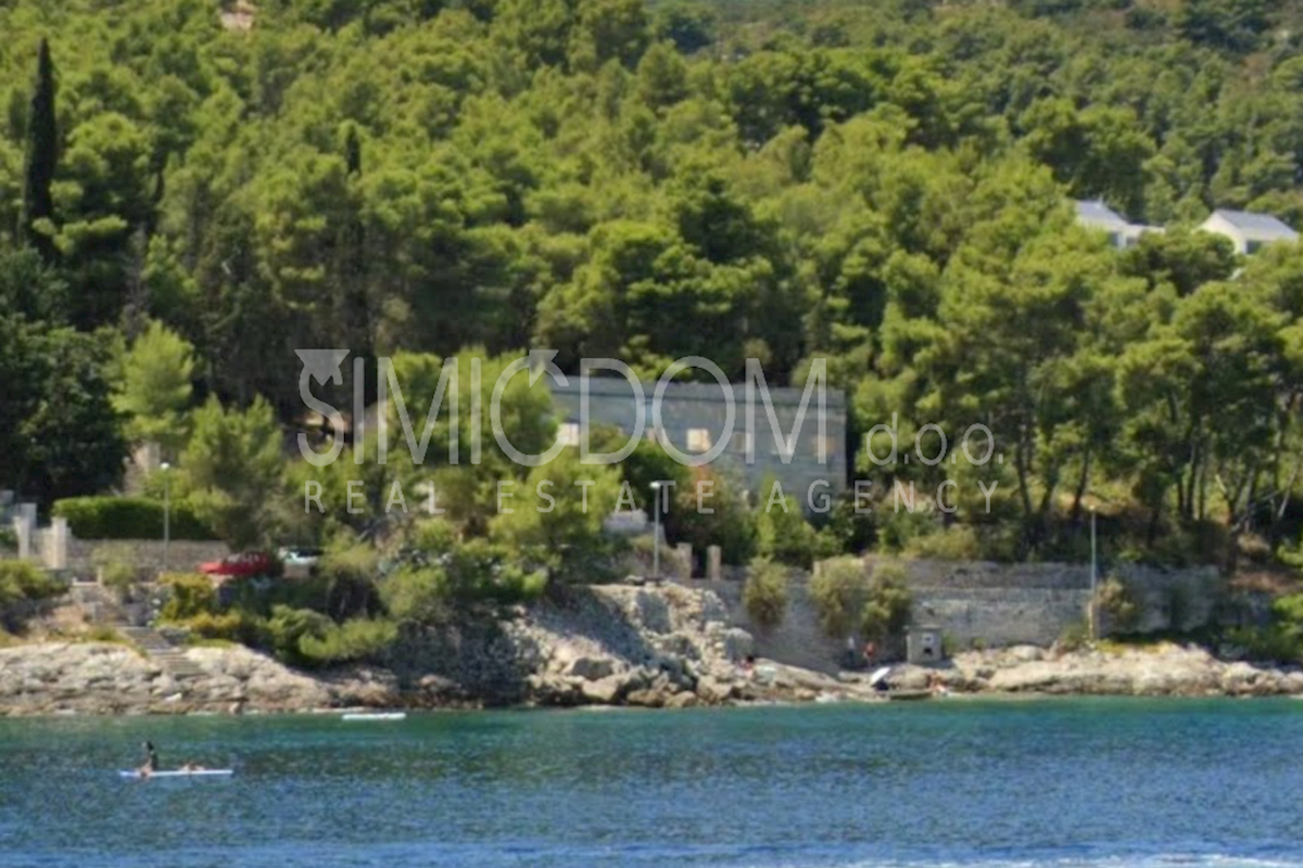 Hotel za rekonstrukcijo - poslovna priložnost v prvi vrsti do morja, Šolta