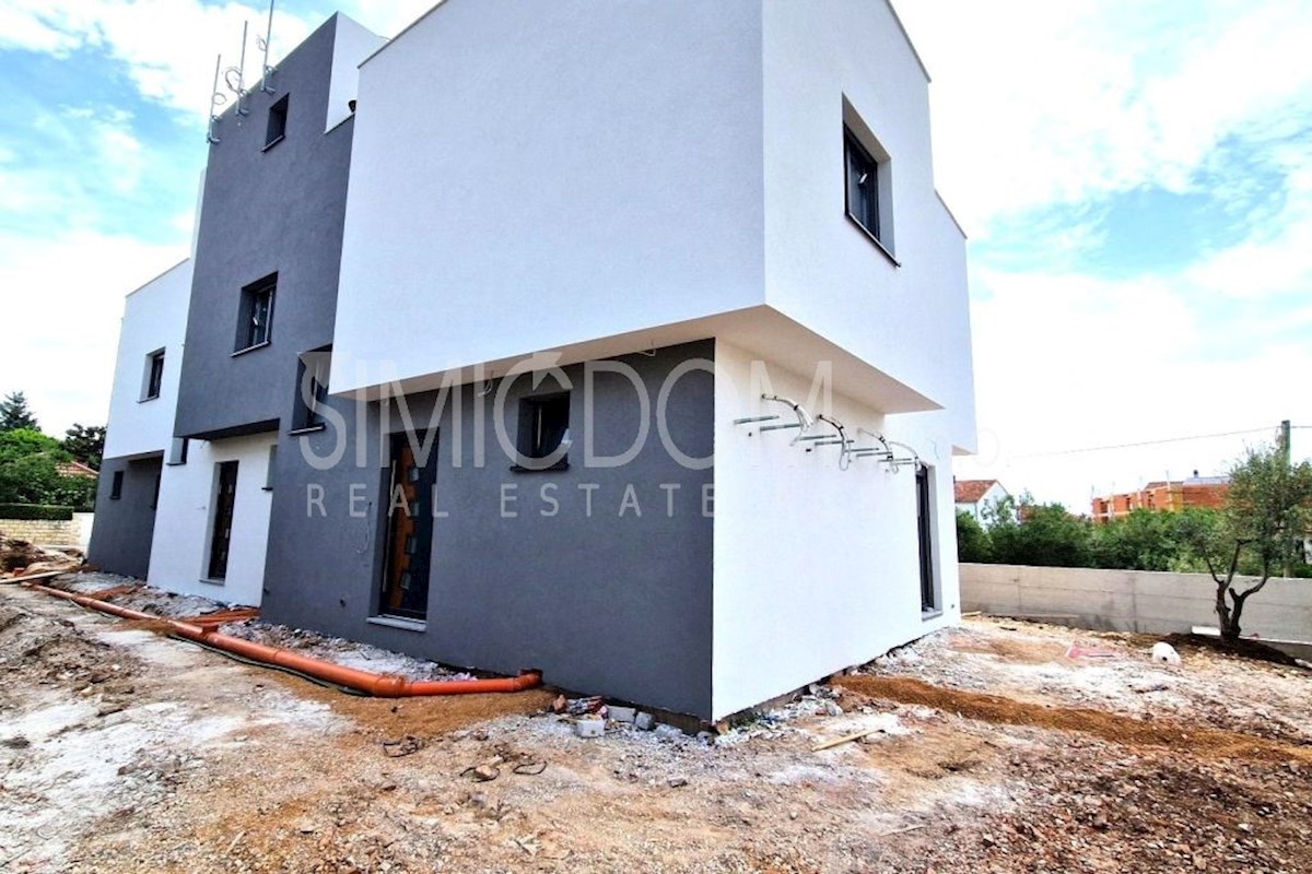 Moderna hiša z velikim vrtom v bližini plaže, Vodice