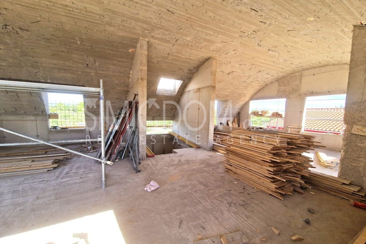 Sodoben trisobni penthouse, Pirovac