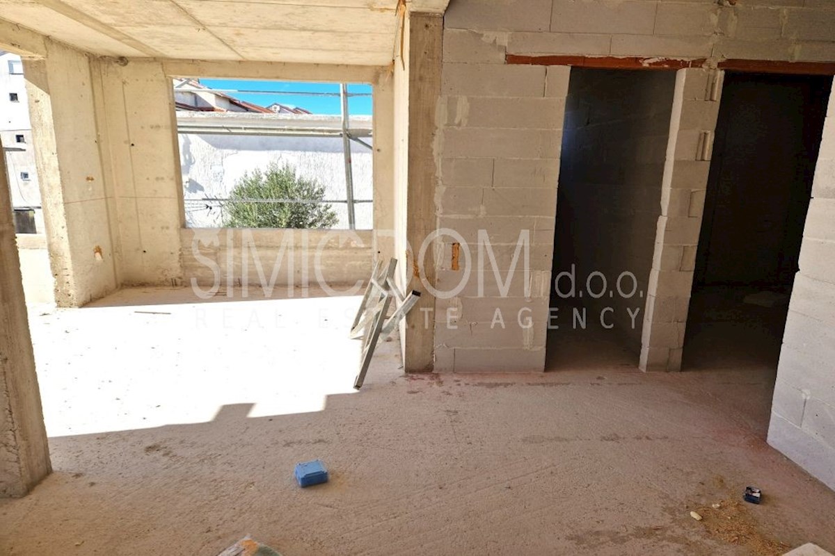 Sodoben trisobni penthouse, Pirovac