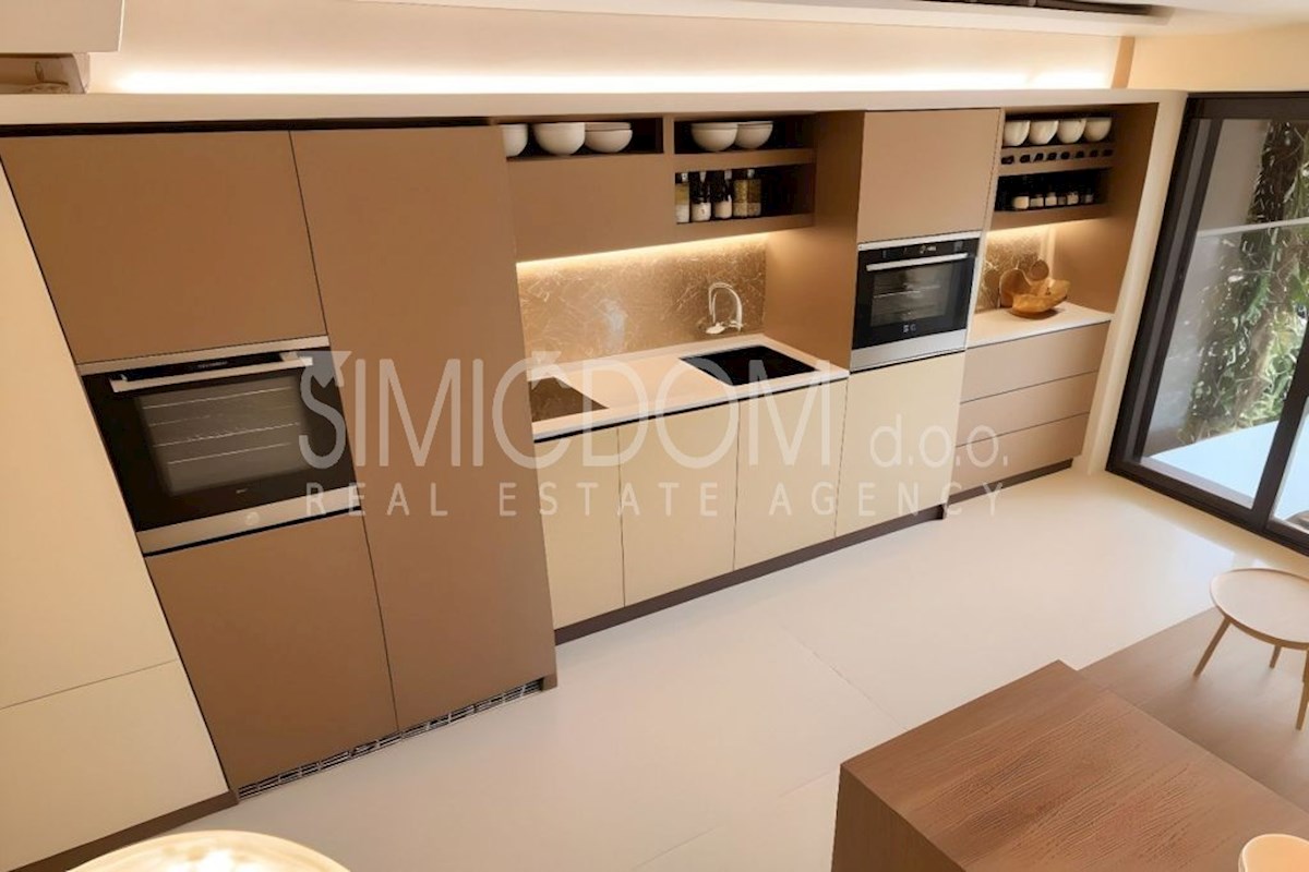 Dvojček v gradnji, Tisno