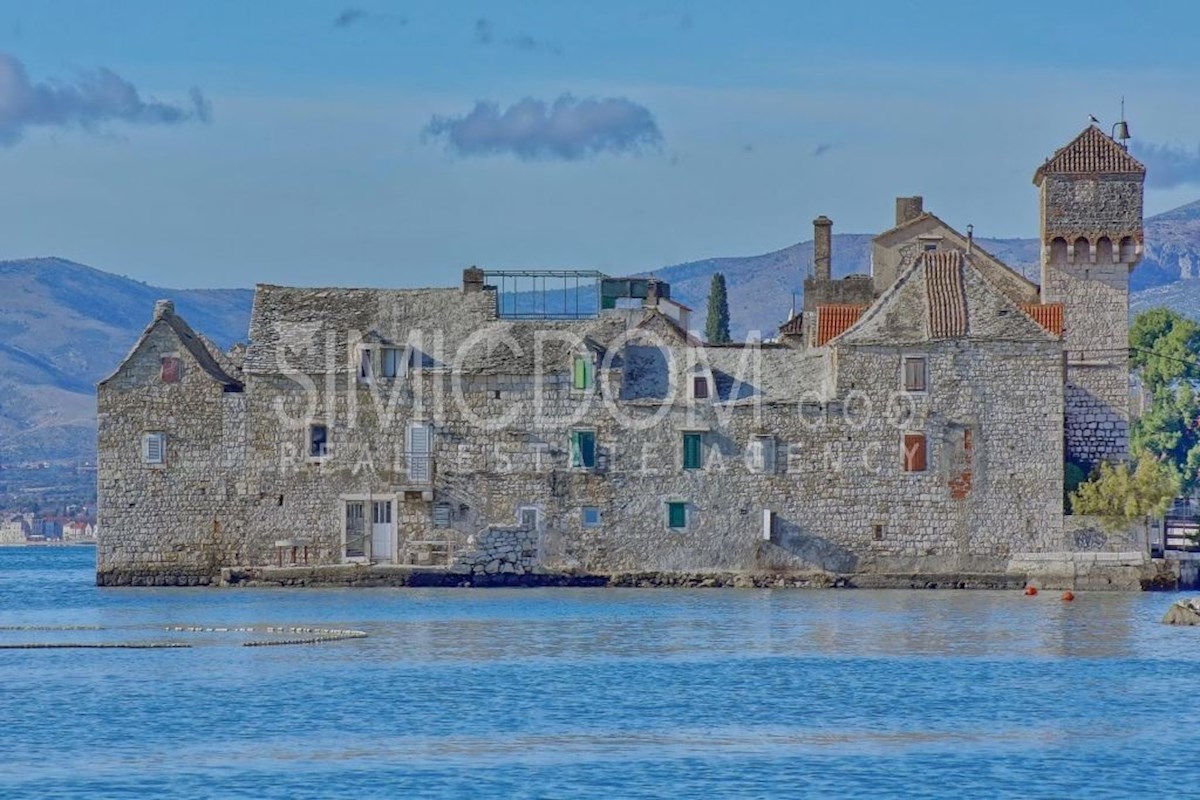 Penthouse stanovanje z garažo v bližini plaže, Kaštela