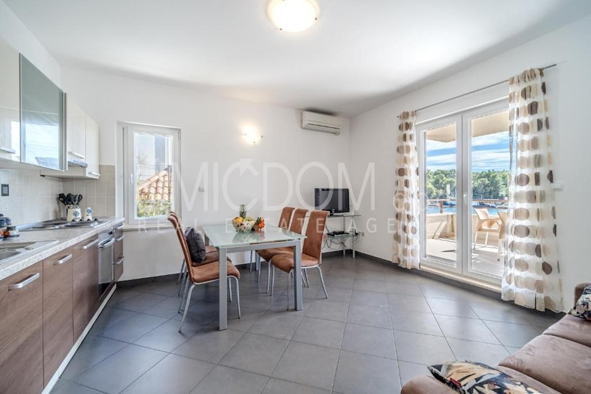 Apartma z razgledom na morje v prvi vrsti do morja, Brač