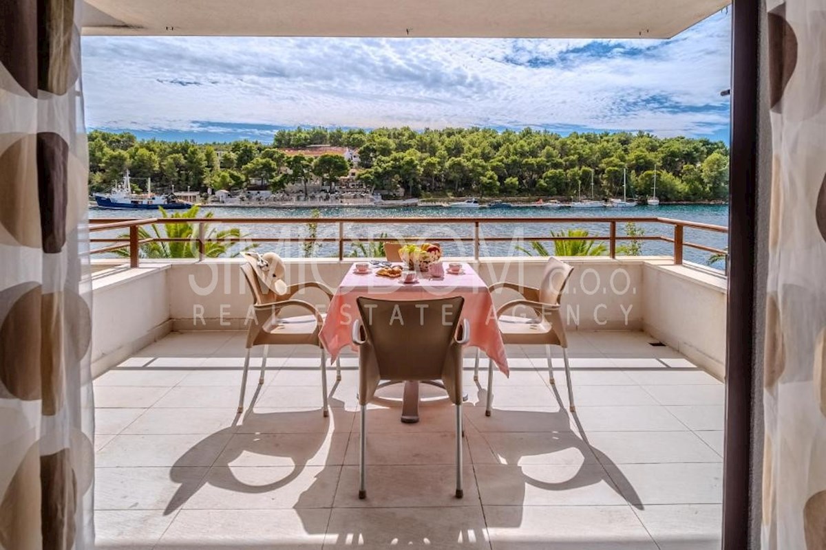 Apartma z razgledom na morje v prvi vrsti do morja, Brač