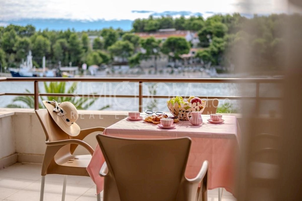 Apartma z razgledom na morje v prvi vrsti do morja, Brač