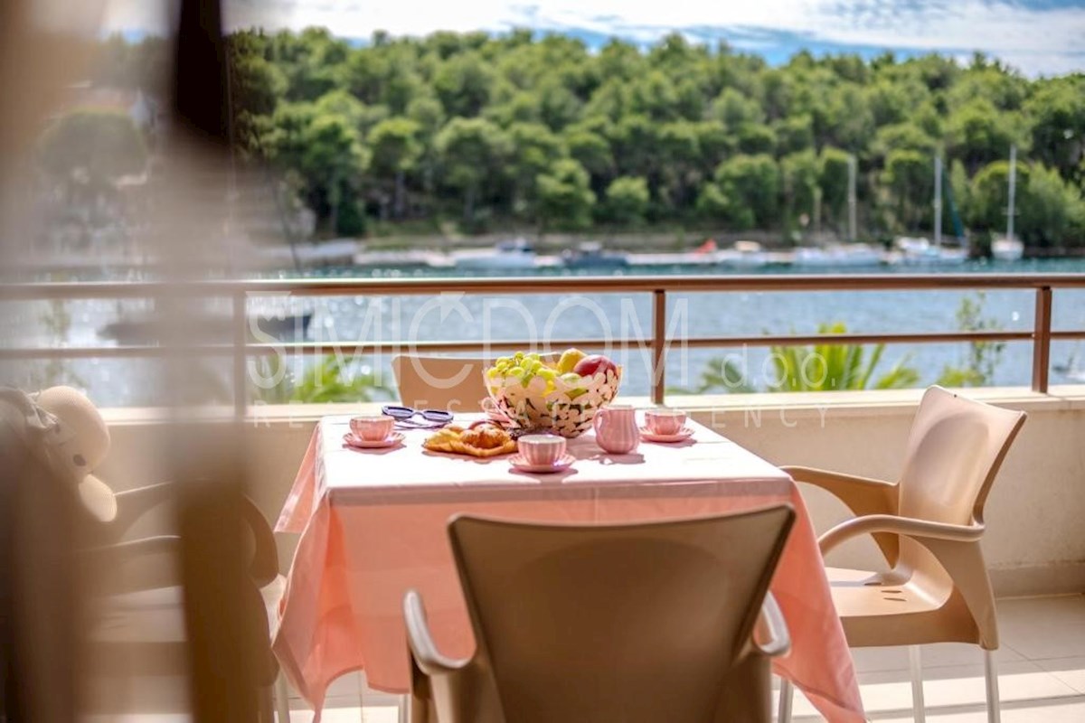 Apartma z razgledom na morje v prvi vrsti do morja, Brač