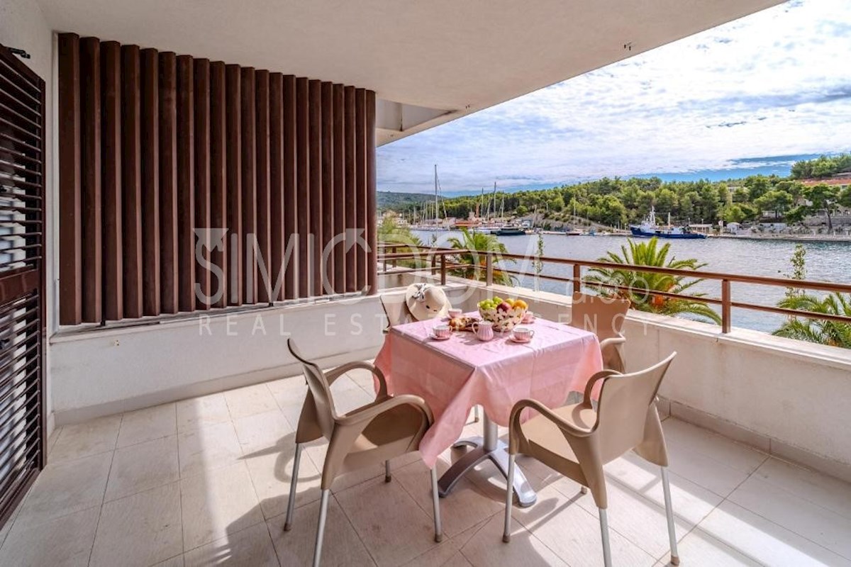 Apartma z razgledom na morje v prvi vrsti do morja, Brač