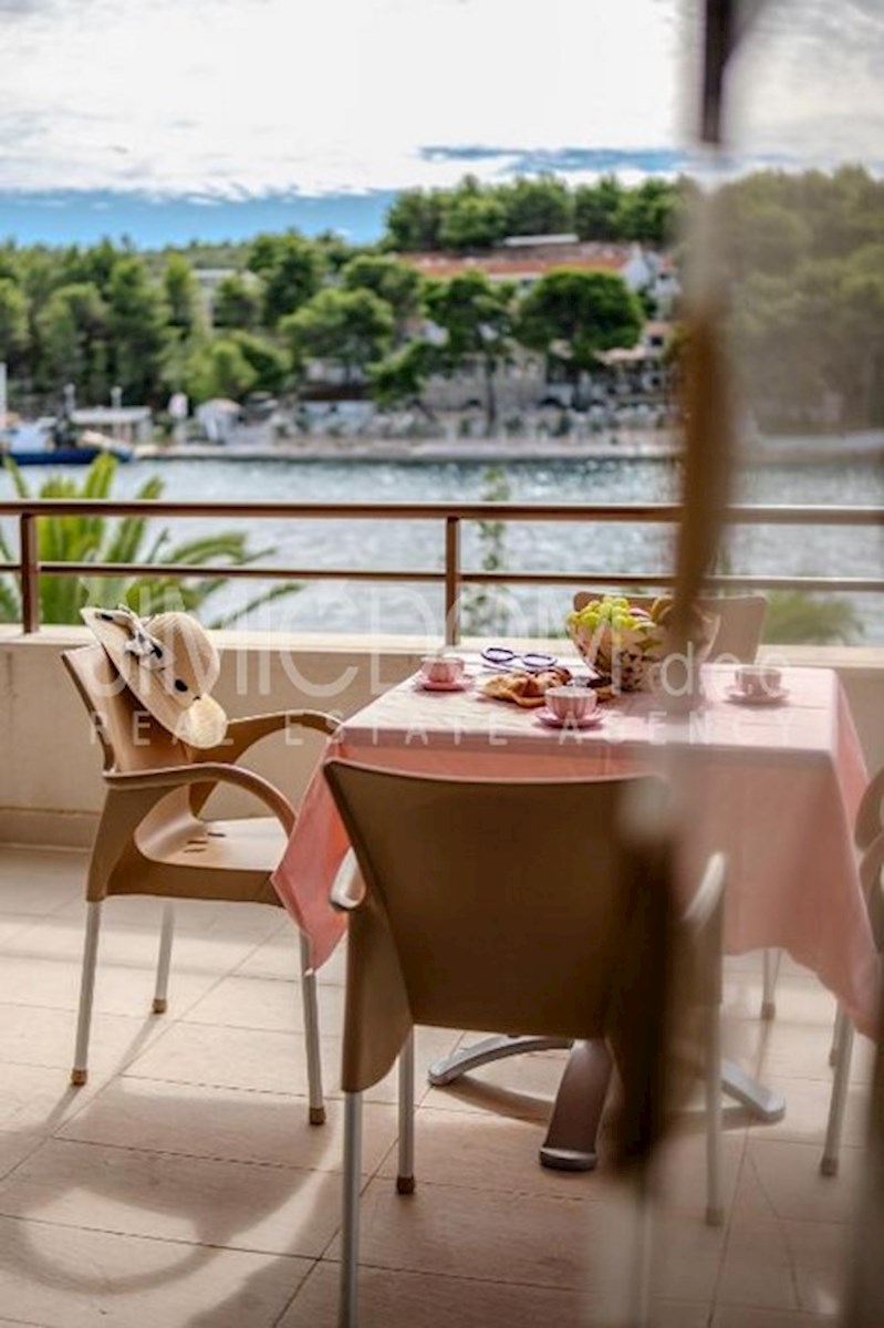 Apartma z razgledom na morje v prvi vrsti do morja, Brač