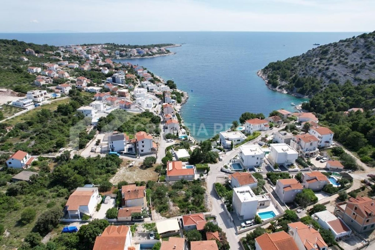 Apartma z dvoriščem v bližini plaže, Rogoznica