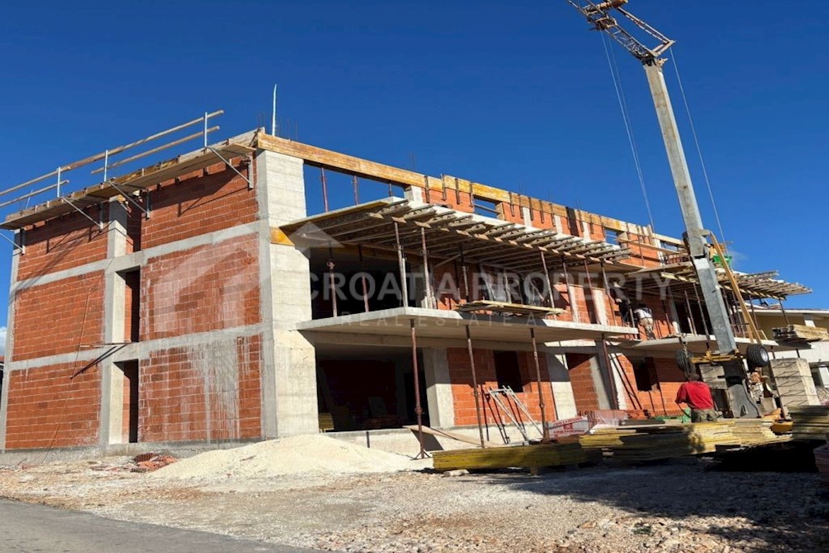 Apartma z dvoriščem v bližini plaže, Rogoznica