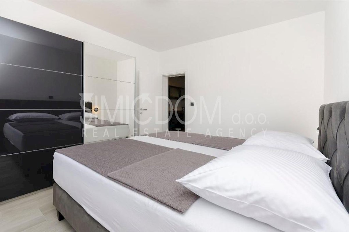 Opremljeno pritlično stanovanje 50 m od plaže, Srima