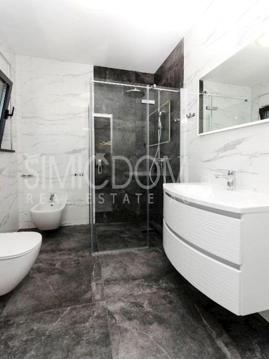 Opremljeno pritlično stanovanje 50 m od plaže, Srima