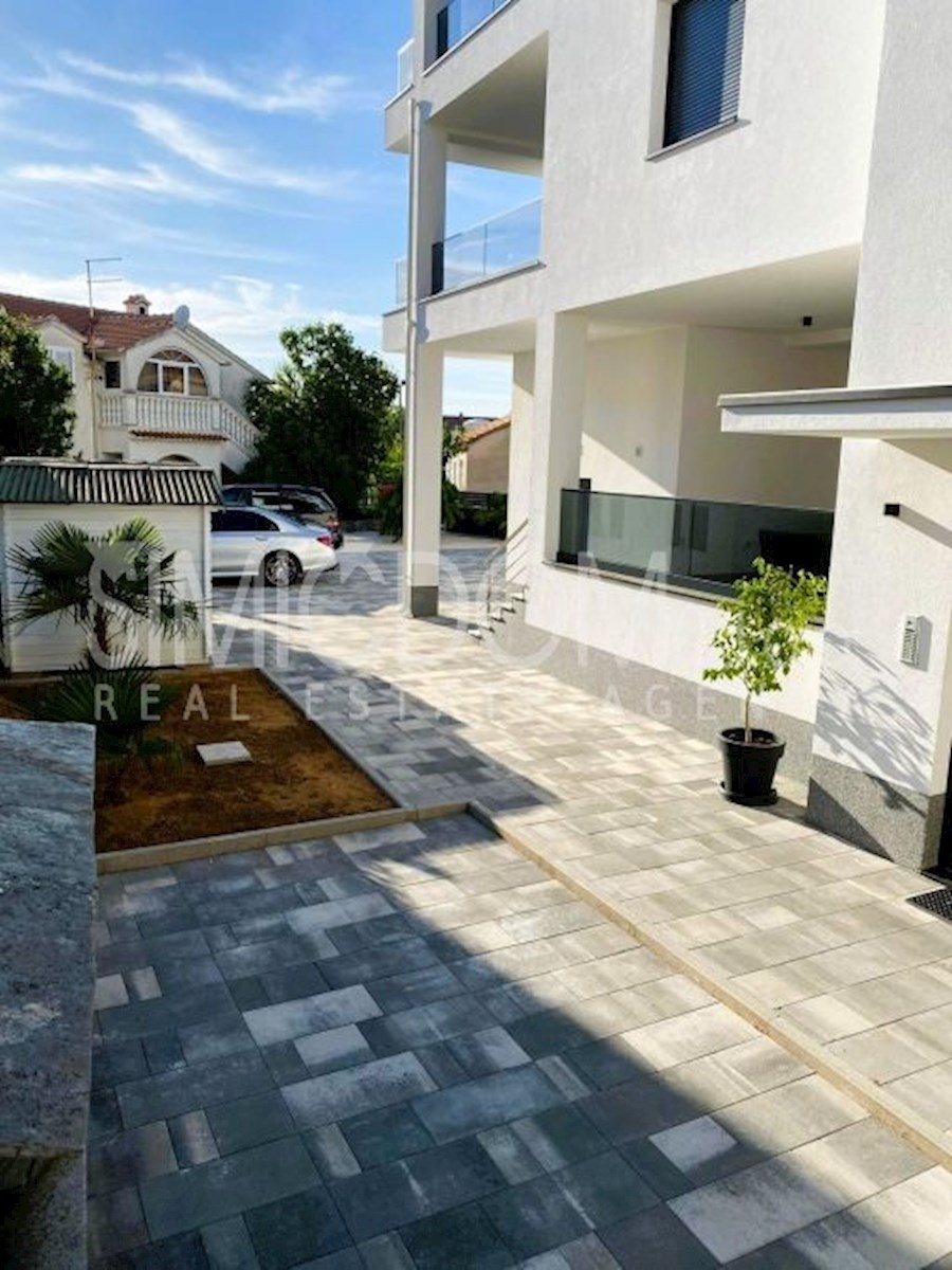 Opremljeno pritlično stanovanje 50 m od plaže, Srima