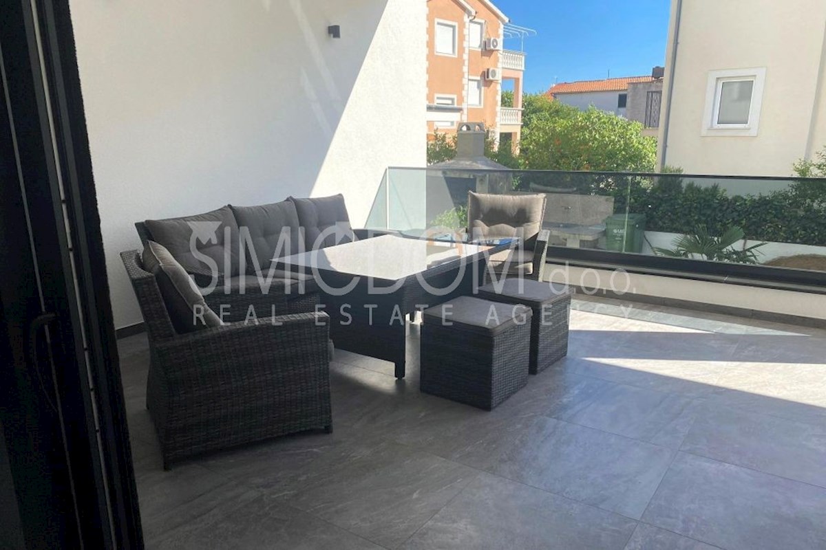 Opremljeno pritlično stanovanje 50 m od plaže, Srima