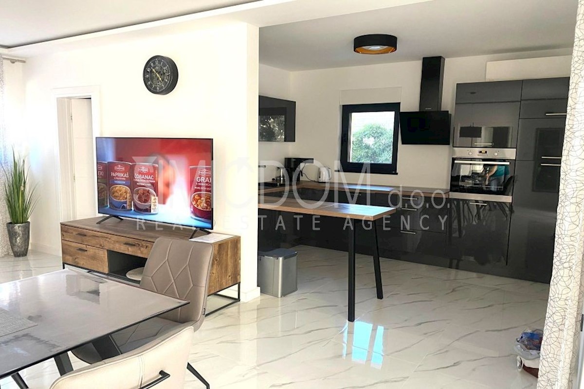 Opremljeno pritlično stanovanje 50 m od plaže, Srima