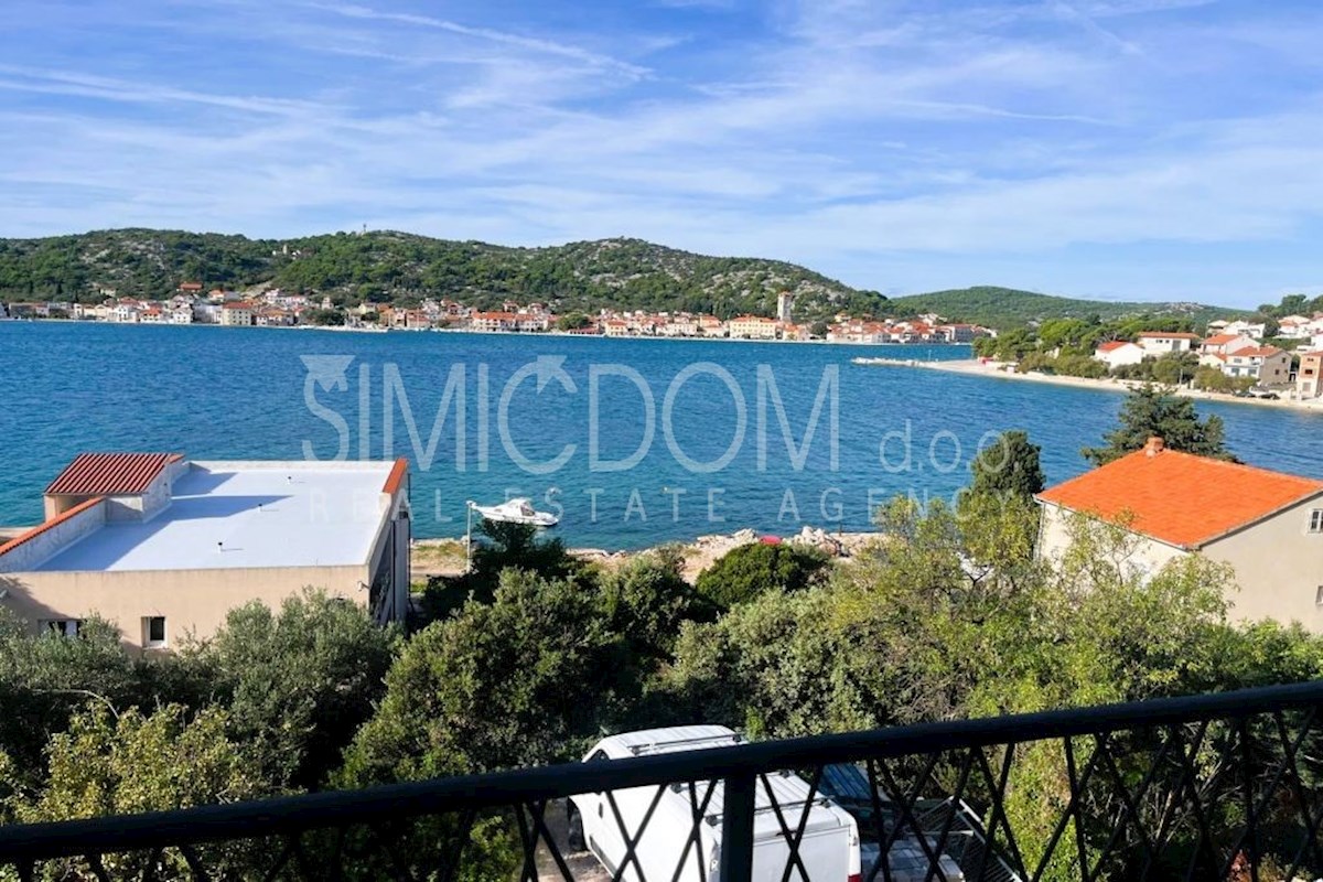 Prostoren nov apartma 50m od morja, Tisno