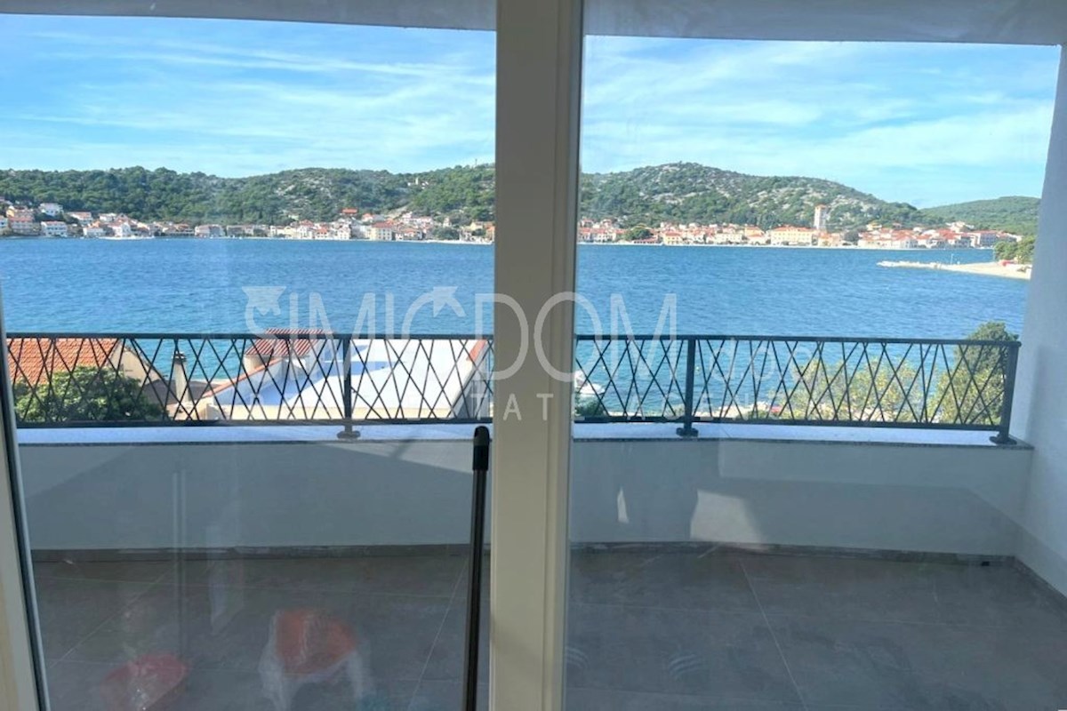 Prostoren nov apartma 50m od morja, Tisno