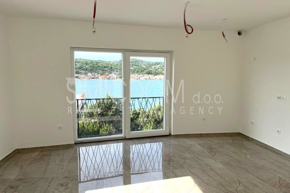 Prostoren nov apartma 50m od morja, Tisno