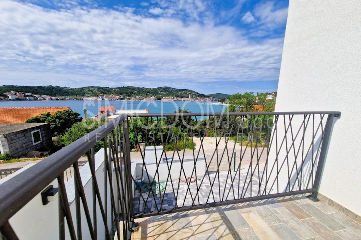 Prostoren nov apartma 50m od morja, Tisno