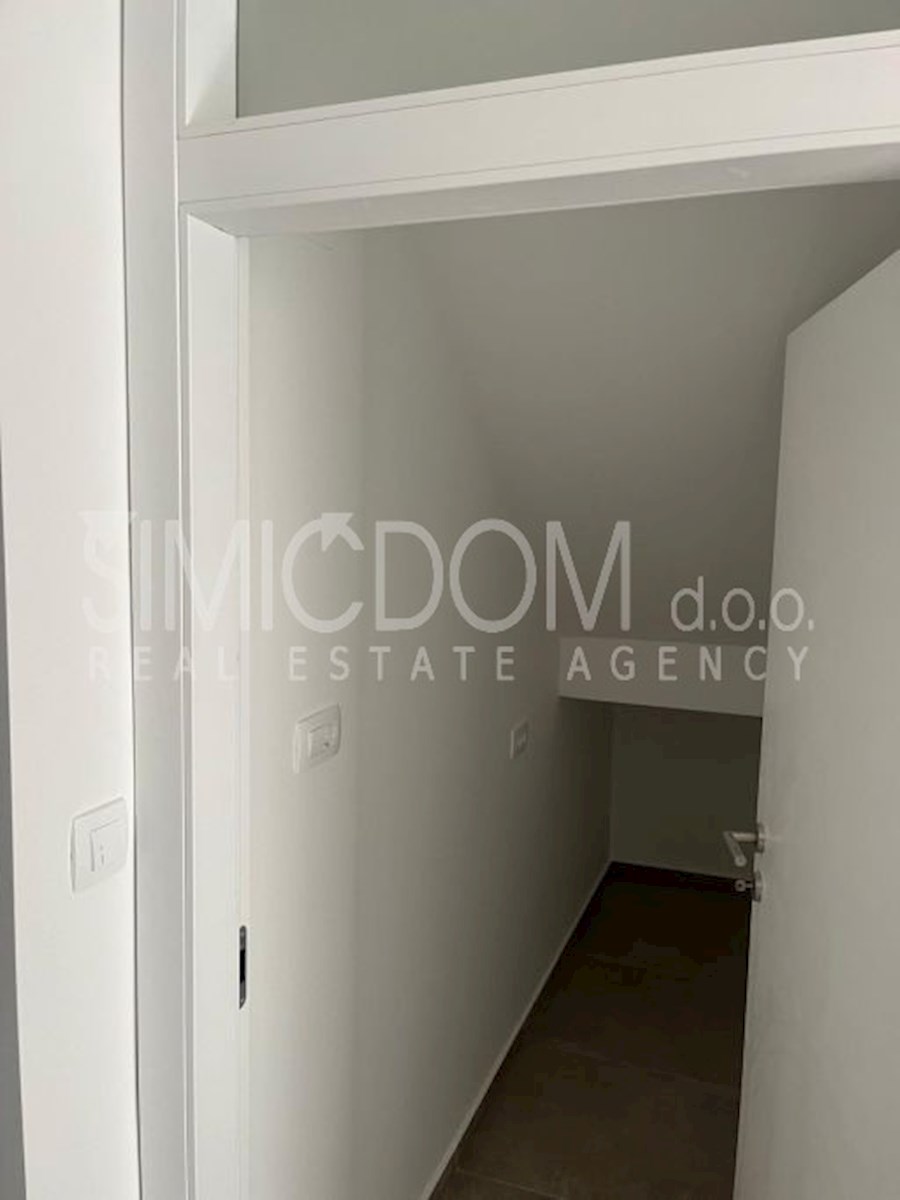 Prostoren nov apartma 50m od morja, Tisno