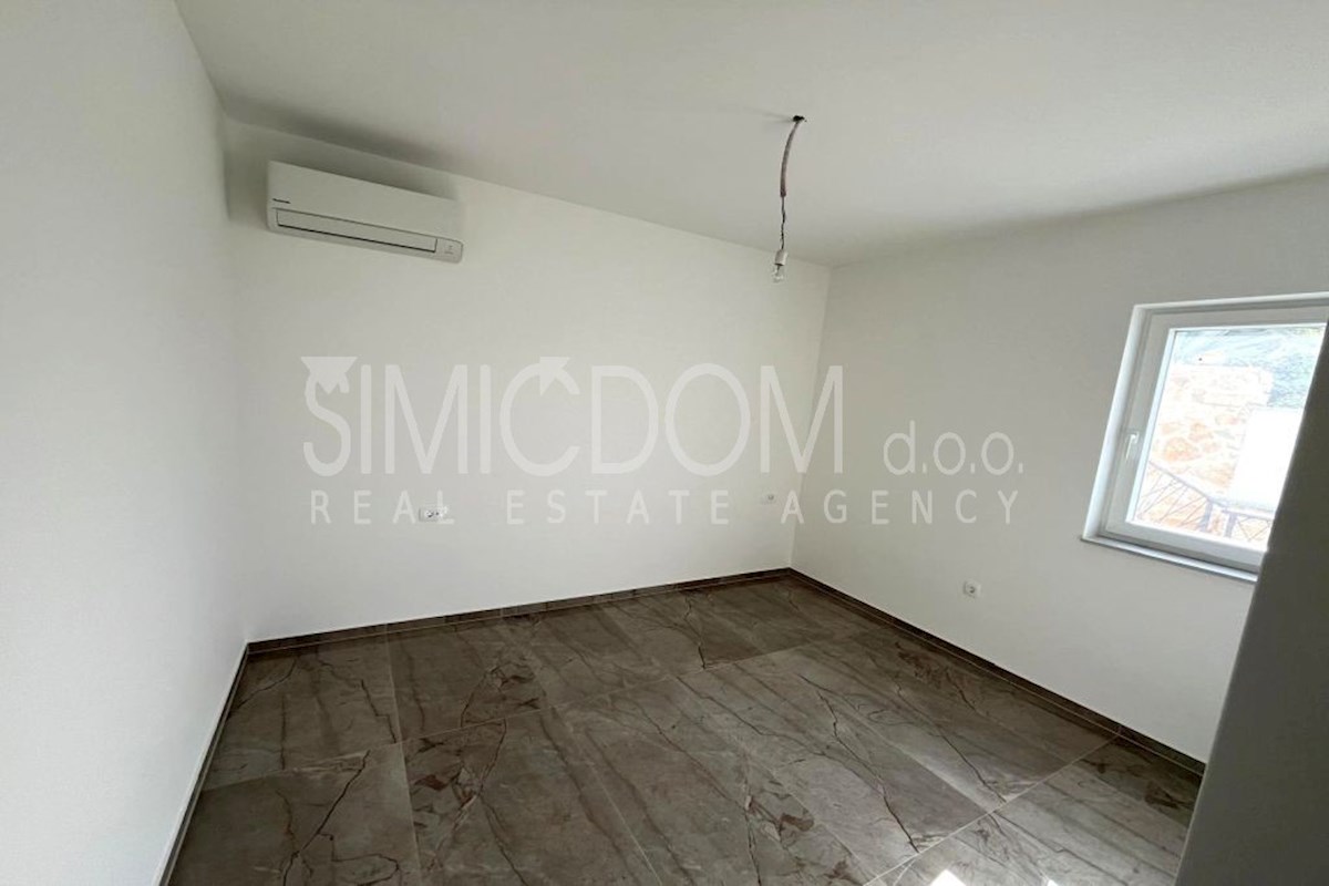 Prostoren nov apartma 50m od morja, Tisno