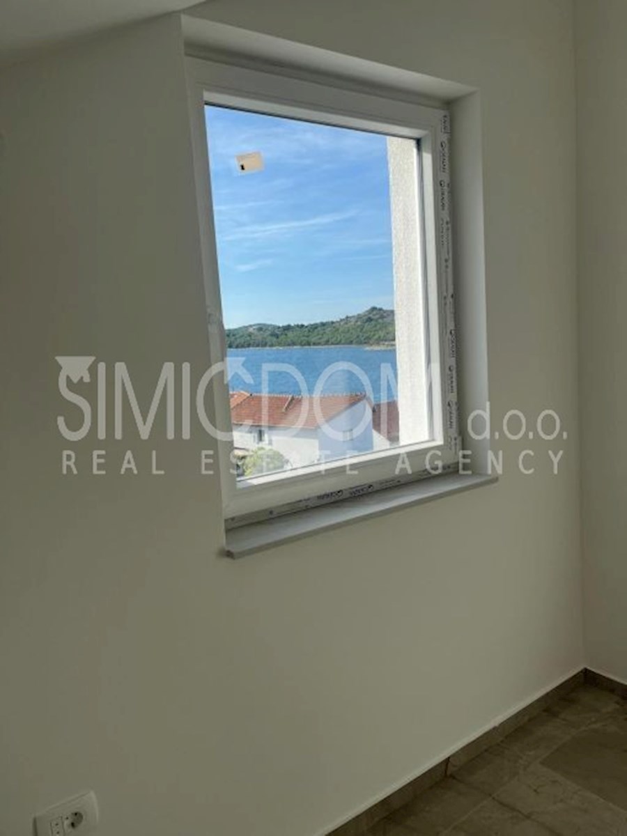 Prostoren nov apartma 50m od morja, Tisno