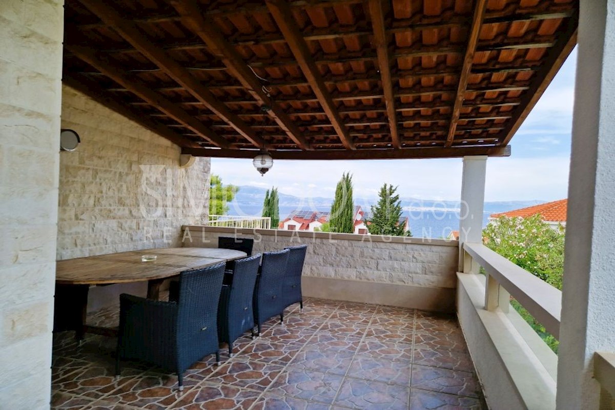 Hiša z bazenom in pogledom na morje, Brač