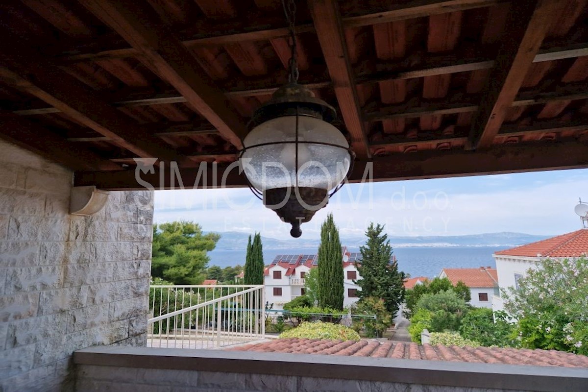 Hiša z bazenom in pogledom na morje, Brač