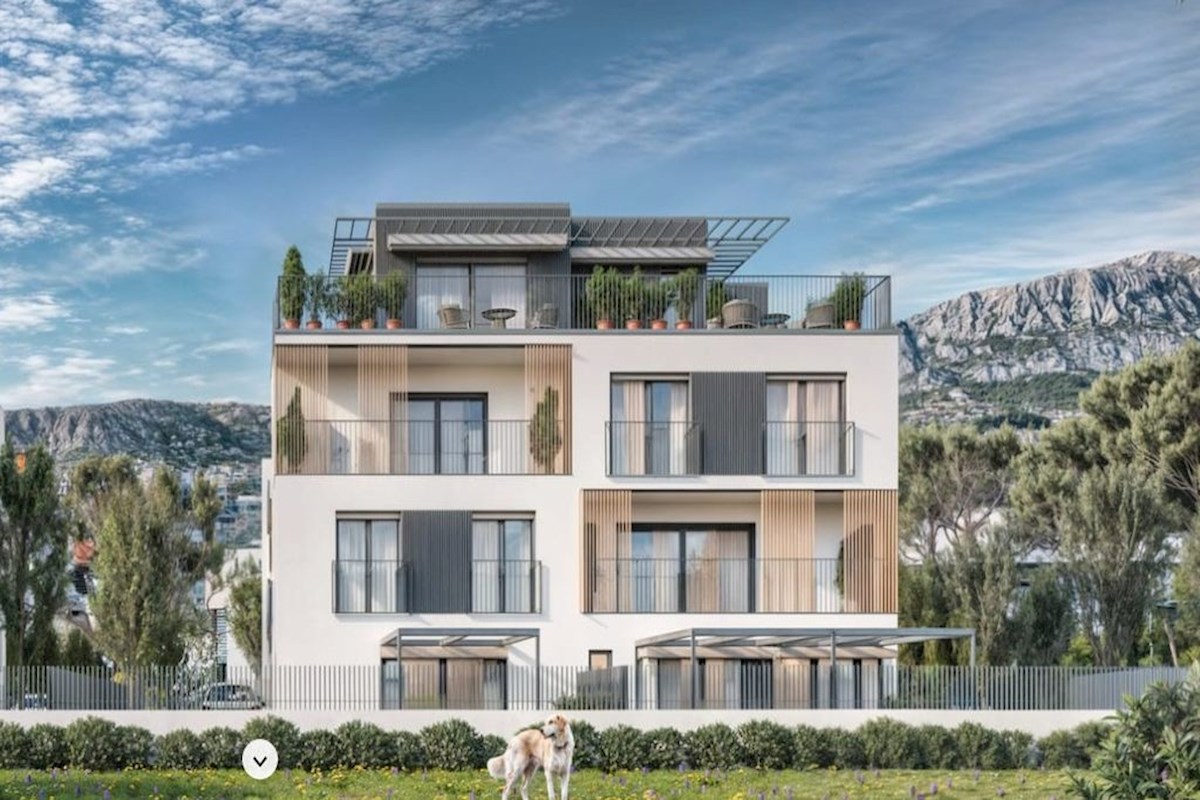 Novo stanovanje vrhunske kakovosti z vrtom v bližini plaže, Kaštela