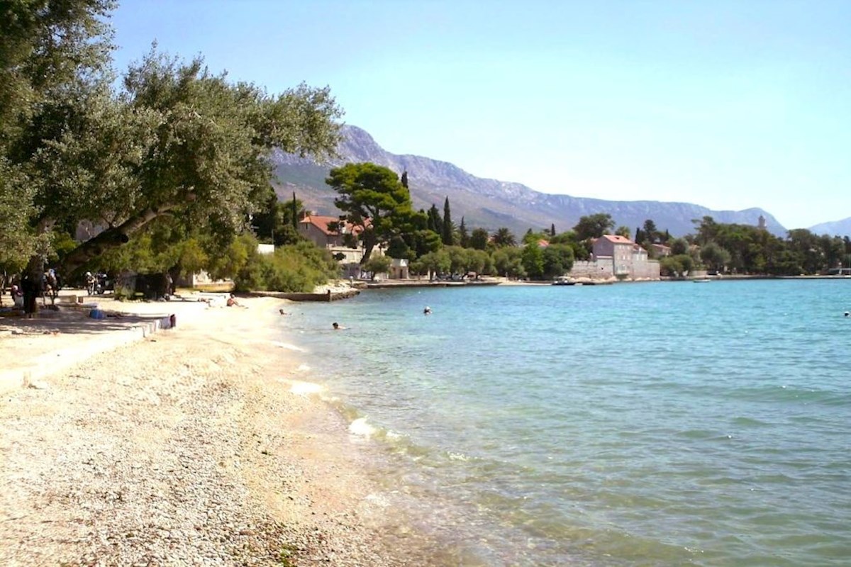 Novo stanovanje vrhunske kakovosti z vrtom v bližini plaže, Kaštela