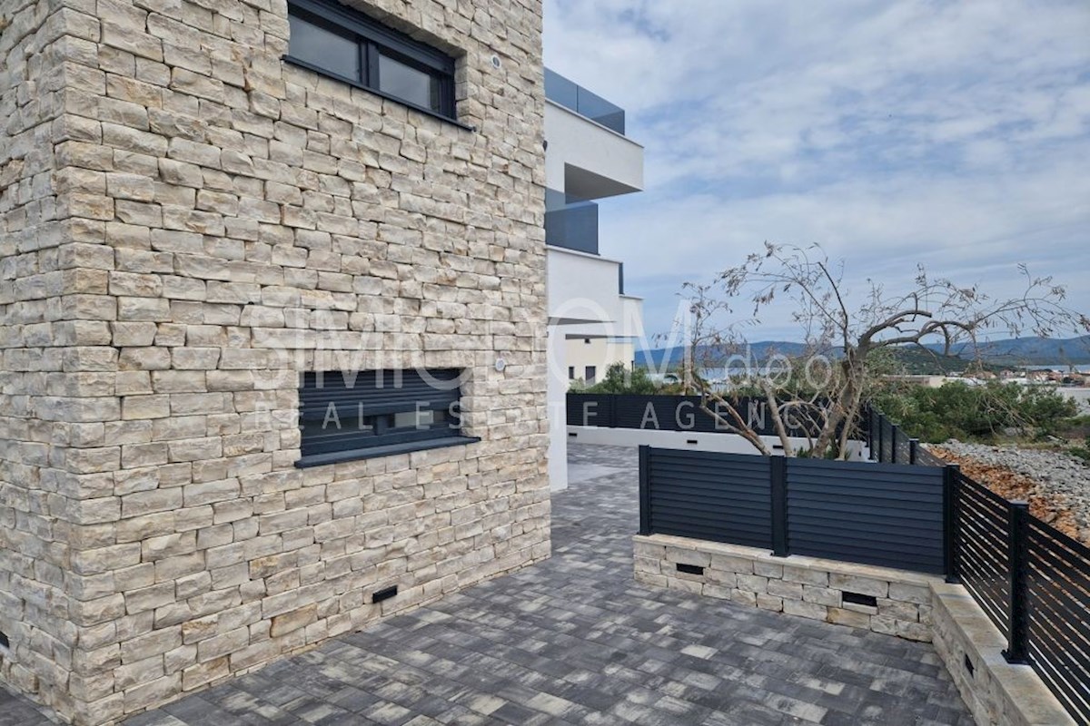 Apartma z vrtom in pogledom na morje, Murter