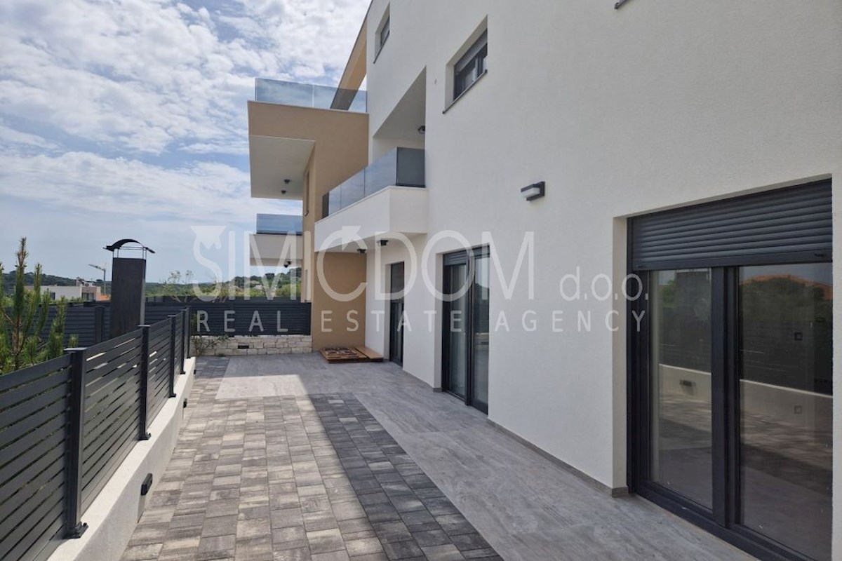 Apartma z vrtom in pogledom na morje, Murter