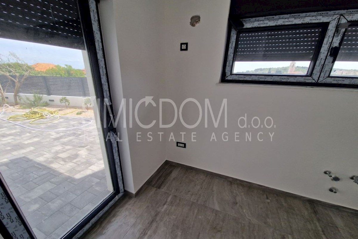 Apartma z vrtom in pogledom na morje, Murter