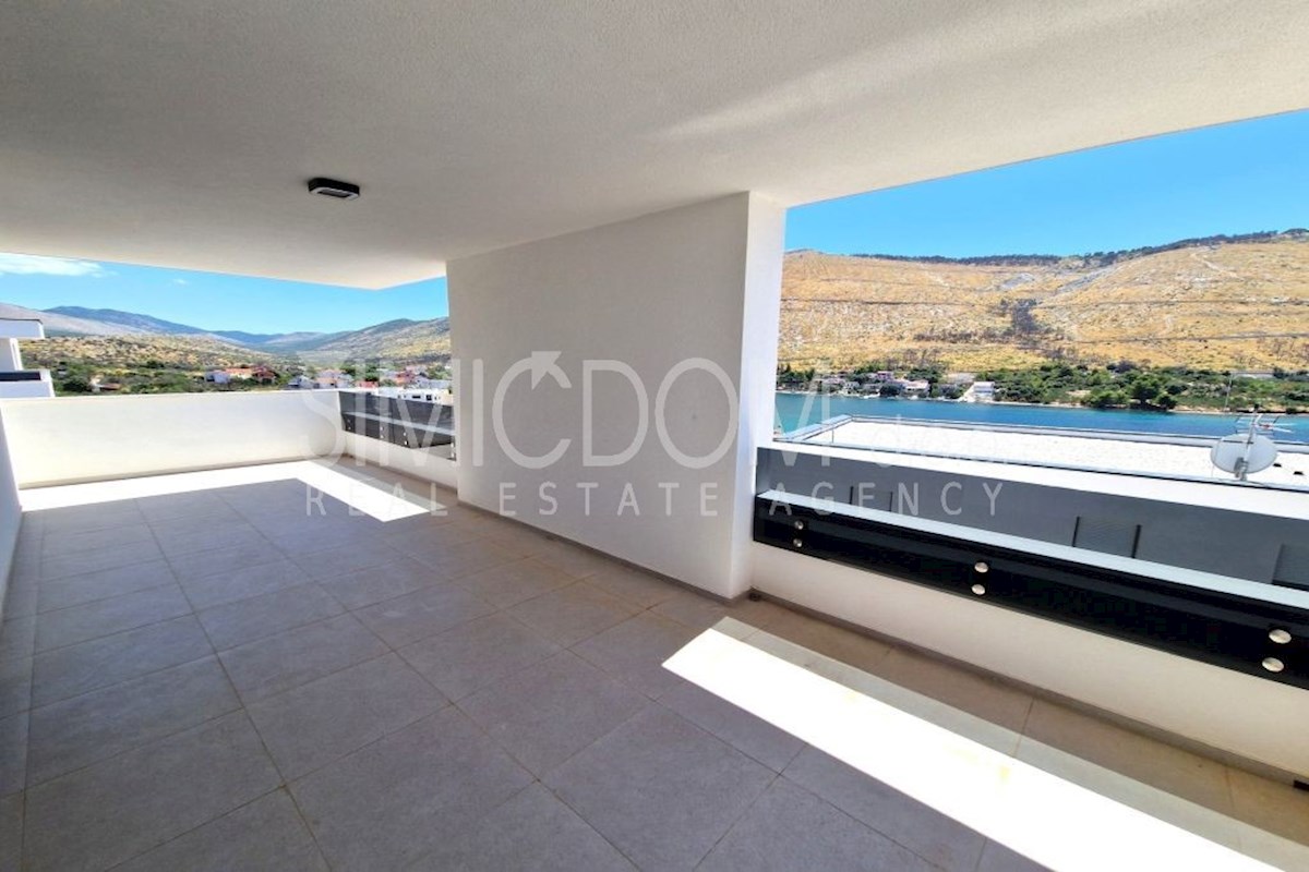 Prostorno penthouse stanovanje v bližini plaže, Grebaštica