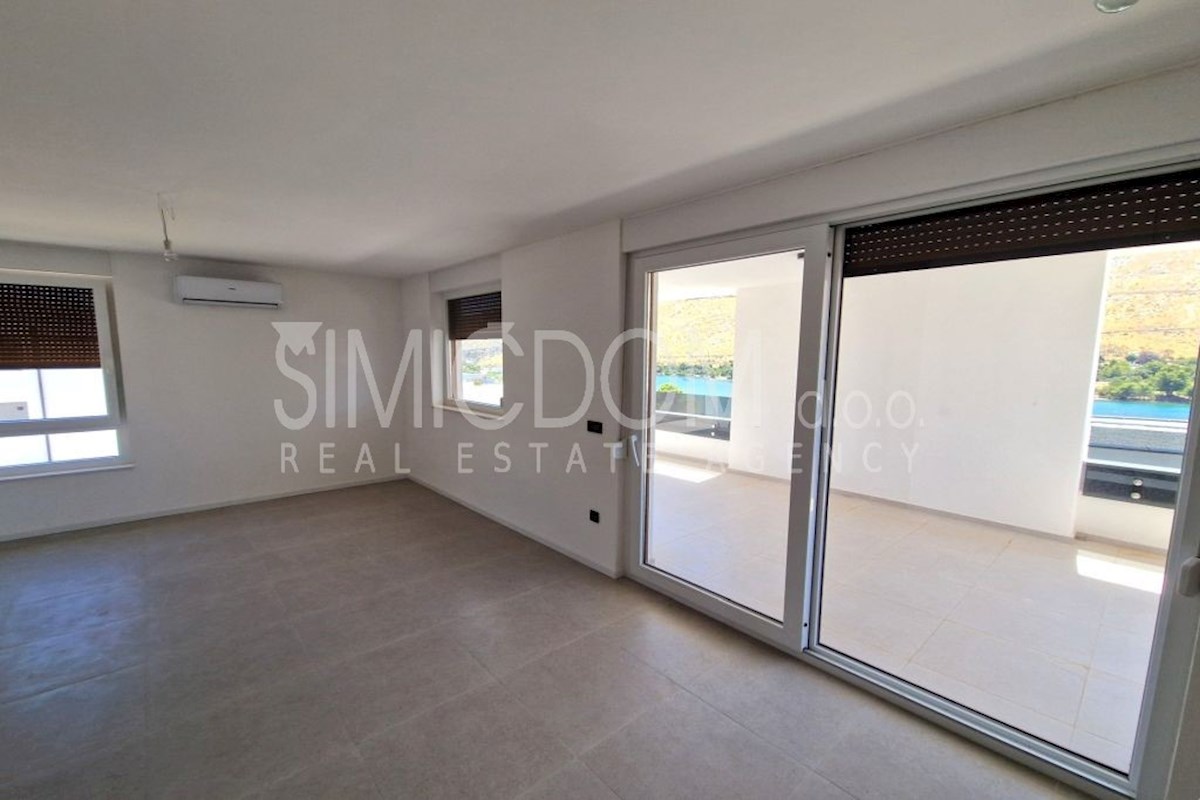 Prostorno penthouse stanovanje v bližini plaže, Grebaštica