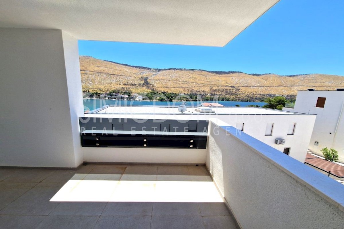 Prostorno penthouse stanovanje v bližini plaže, Grebaštica