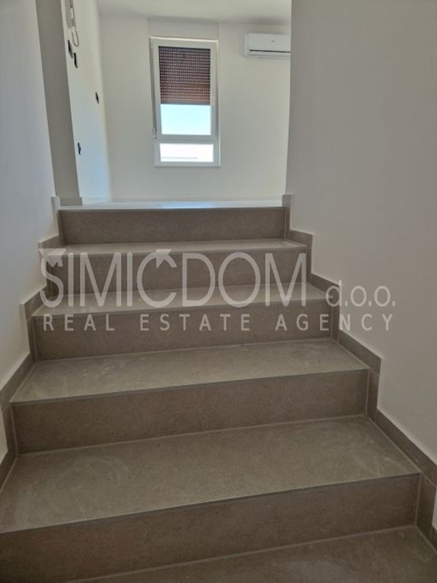 Prostorno penthouse stanovanje v bližini plaže, Grebaštica