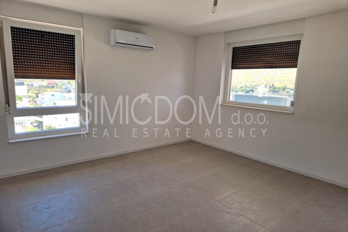 Prostorno penthouse stanovanje v bližini plaže, Grebaštica